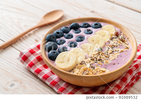yogurt or yoghurt smoothie bowl with blue berry, banana and granola yogurt or yoghurt smoothie bowl with blue berry, banana and granola 91089532