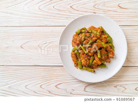 Stir fried pork and red curry paste with sting bean 91089567