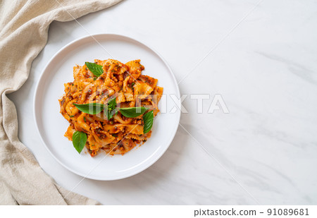 farfalle pasta with basil and garlic in tomato sauce 91089681