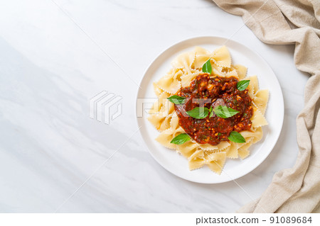 farfalle pasta with basil and garlic in tomato sauce farfalle pasta with basil and garlic in tomato sauce 91089684