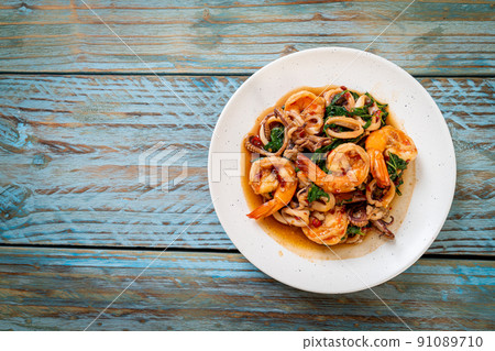 stir-fried seafood with Thai basil 91089710