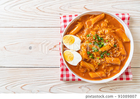 Korean instant noodle and Tteokbokki in Korean spicy sauce - Rabokki 91089807
