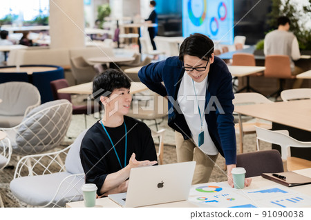 A friendly business team in casual style 91090038