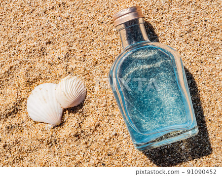 [海灘] 海邊沙灘上的玻璃瓶和貝殼 91090452