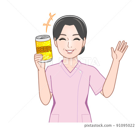 一個女人一隻手拿著一罐啤酒 一個女人一隻手拿著一罐啤酒 91095022