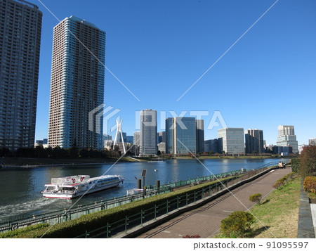 View from Etchujima Park in Koto Ward (Sumidagawa, Chuo Ohashi, River City 21, Water Bus) 91095597