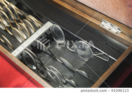 Optometrist set of vintage glasses is in a wooden box 91096123