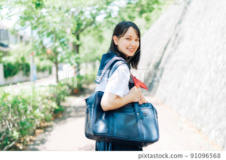上學的女學生 91096568