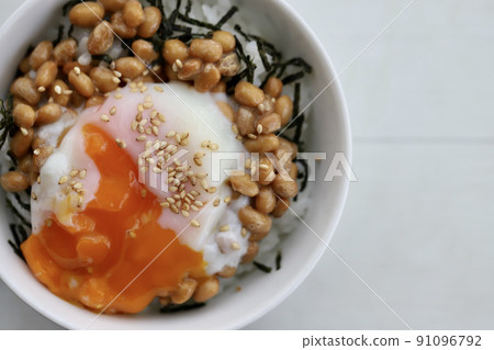 小粒納豆飯配上一顆煮熟的雞蛋 91096792