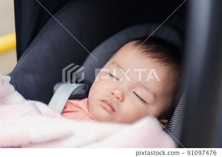 嬰兒在嬰兒車裡睡得很舒服 嬰兒在嬰兒車裡睡得很舒服 91097476