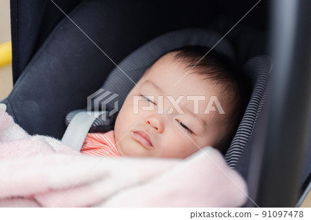 嬰兒在嬰兒車裡睡得很舒服 嬰兒在嬰兒車裡睡得很舒服 91097478