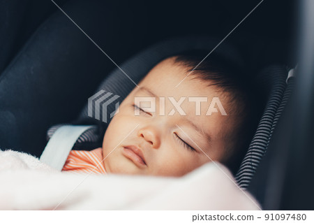 嬰兒在嬰兒車裡睡得很舒服 嬰兒在嬰兒車裡睡得很舒服 91097480