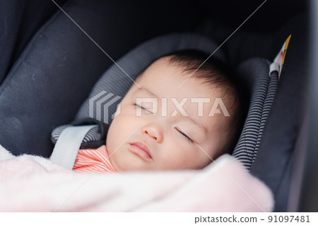 嬰兒在嬰兒車裡睡得很舒服 嬰兒在嬰兒車裡睡得很舒服 91097481