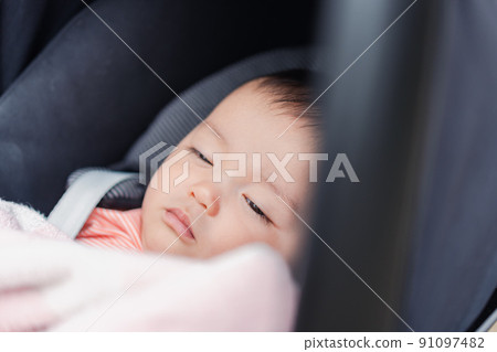 嬰兒在嬰兒車裡睡得很舒服 嬰兒在嬰兒車裡睡得很舒服 91097482