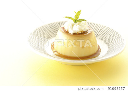 老式複古布丁，配薄荷葉和新鮮奶油，放在平板上 91098257