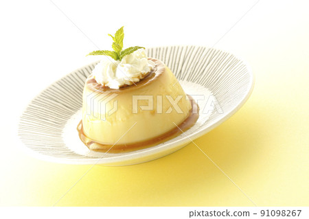 老式複古布丁,配薄荷葉和新鮮奶油,放在平板上 老式複古布丁,配薄荷葉和新鮮奶油,放在平板上 91098267