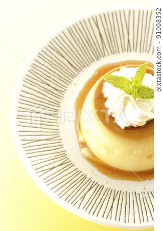 老式複古布丁的鳥瞰圖，上面有薄荷葉和新鮮奶油，放在平板上。 91098352