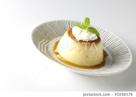 白色背景的老式複古布丁配薄荷葉和新鮮奶油，放在平板上。 91098576