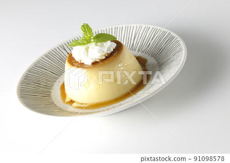 白色背景的老式複古布丁配薄荷葉和新鮮奶油，放在平板上。 91098578