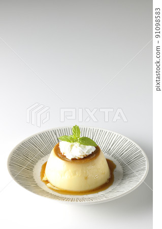 白色背景的老式複古布丁配薄荷葉和新鮮奶油，放在平板上。 91098583