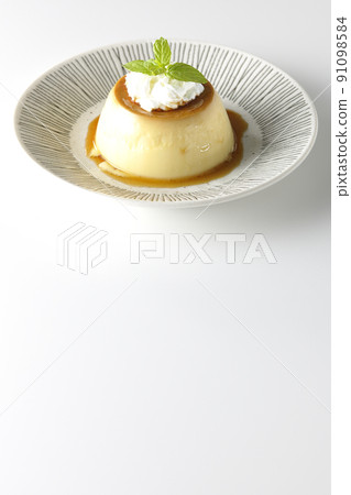 白色背景的老式複古布丁配薄荷葉和新鮮奶油，放在平板上。 91098584