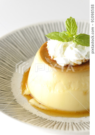 白色背景的老式複古布丁配薄荷葉和新鮮奶油，放在平板上。 91098588
