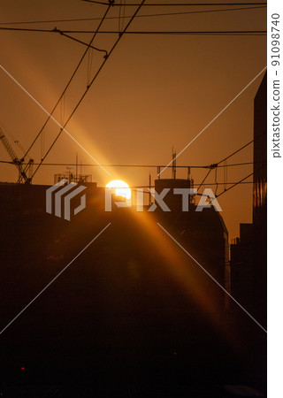 日出時的電車 日出時的電車 91098740