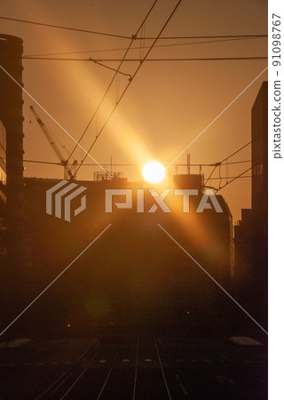 Tram at sunrise 91098767