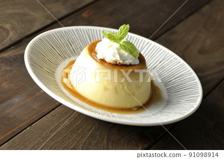 老式複古布丁，配薄荷葉和新鮮奶油，放在平板上 91098914