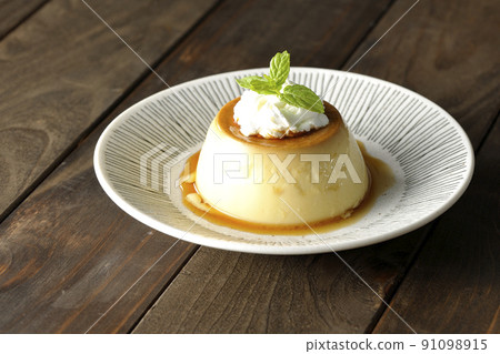 老式複古布丁，配薄荷葉和新鮮奶油，放在平板上 91098915