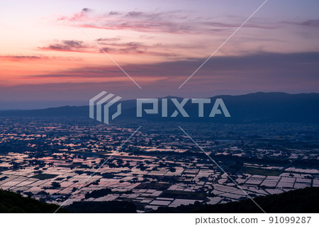 《Toyama Prefecture》 Tonami Plain, a rural landscape of water mirrors 91099287