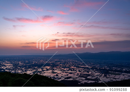 《富山縣》礪波平原,水鏡的田園風光 《富山縣》礪波平原,水鏡的田園風光 91099288