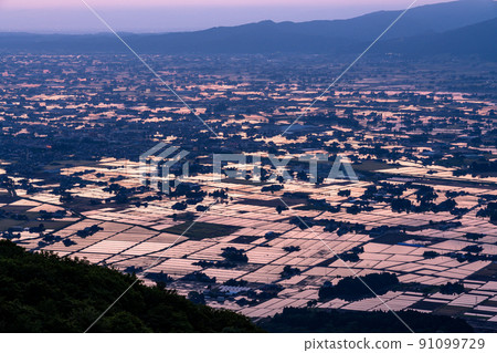 《Toyama Prefecture》 Tonami Plain, a rural landscape of water mirrors 91099729