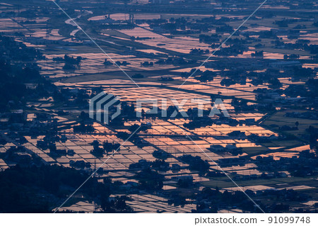 《富山縣》礪波平原,水鏡的田園風光 《富山縣》礪波平原,水鏡的田園風光 91099748