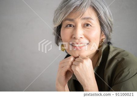 灰色頭髮的女人肖像 灰色頭髮的女人肖像 91100021