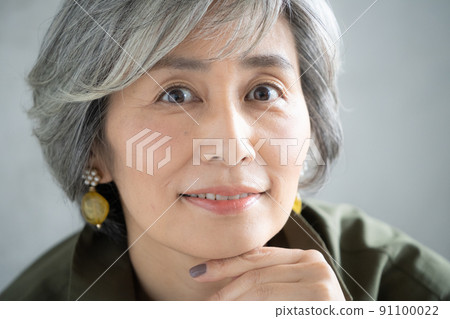 灰色頭髮的女人肖像 灰色頭髮的女人肖像 91100022