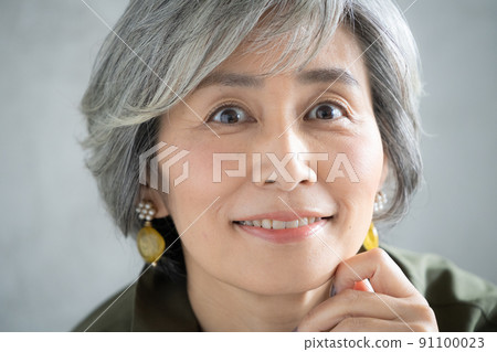 灰色頭髮的女人肖像 灰色頭髮的女人肖像 91100023