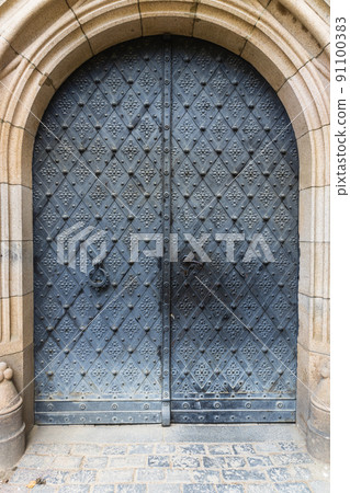 Old iron door to the entrance of the medieval castle 91100383