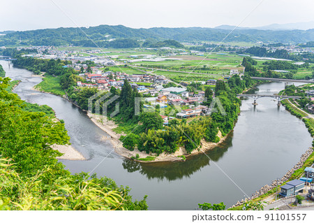 位於山形縣大江町的立山城遺址公園,俗稱日本第一公園。最上川的地形 位於山形縣大江町的立山城遺址公園,俗稱日本第一公園。最上川的地形 91101557