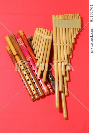 拉丁美洲民間樂器，quena and-seek，紅色背景 91101761