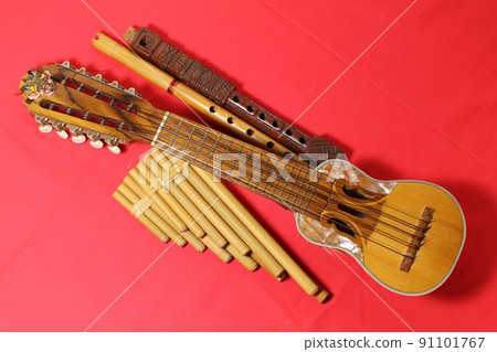 拉丁美洲民間樂器、charango 和長笛，紅色背景 91101767