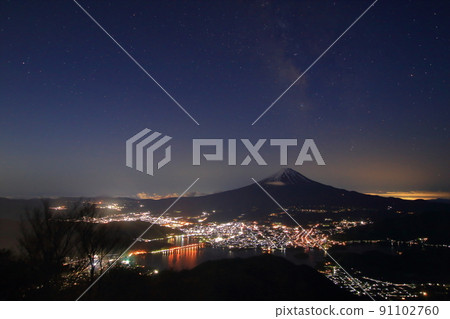 富士山和河口湖，黎明前的夜景 91102760