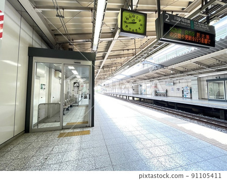 A comfortable waiting room with air conditioning on the Kawagoe Line platform 91105411