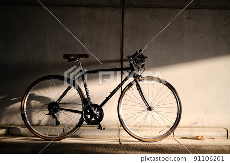 在隧道裡沐浴在晨光中的自行車 在隧道裡沐浴在晨光中的自行車 91106201