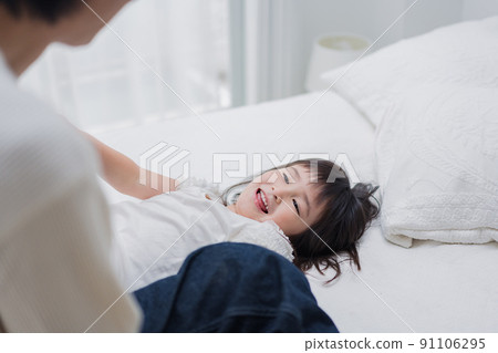 小女孩和爸爸在床上玩 小女孩和爸爸在床上玩 91106295