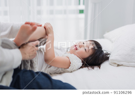 小女孩和爸爸在床上玩 小女孩和爸爸在床上玩 91106296