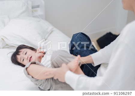 小女孩和爸爸在床上玩 91106297