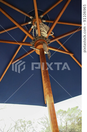 Inside up of a wooden blue umbrella 91106965