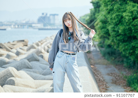 站在鏡頭前的 Z 世代女性 91107707