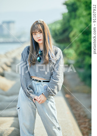 Gen Z women standing looking at the camera 91107912